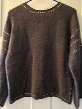 Braciano Women’s Gray Crewneck Sweater with Contrast Stitching